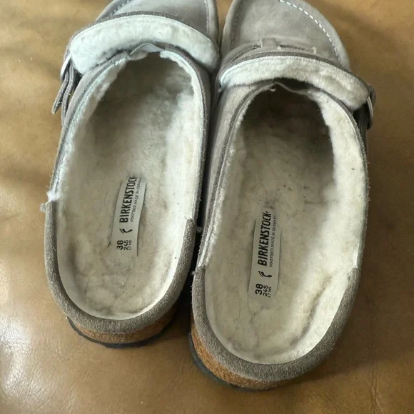 Birkenstock Gray Suede Buckley Shearling Clogs Excellent Condition
7.5 US 38 EU - Picture 3 of 5